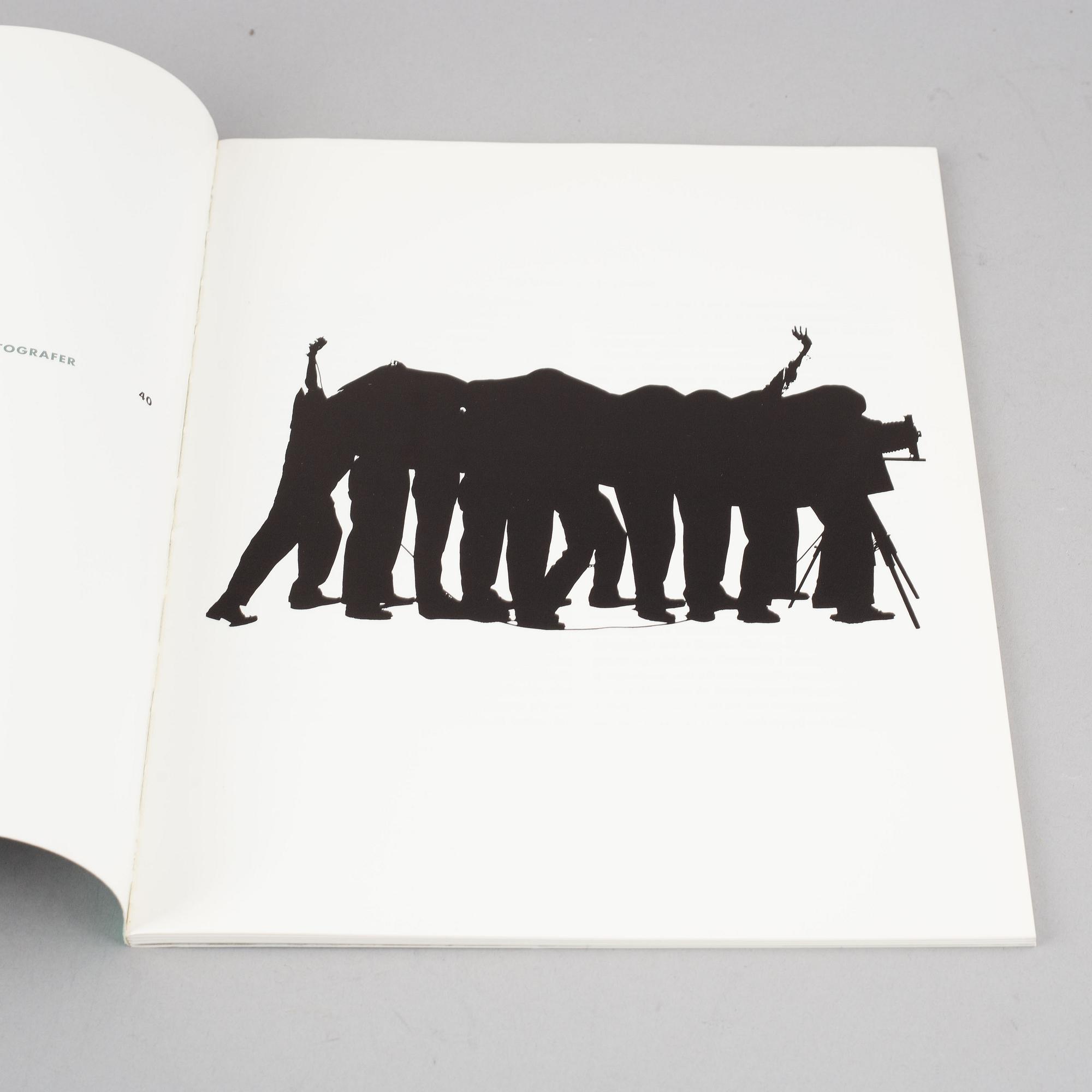 Tiofoto, 2 böcker samt 4 kataloger, några med dedikation.