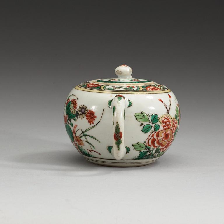 TEKANNA med LOCK, porslin. Qing dynastin, Kangxi (1662-1722).