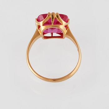 RING, 18K guld med fasettslipad syntetisk safir, Juvelfabriken, Stockholm, 1945. Vikt 3,8 gram.