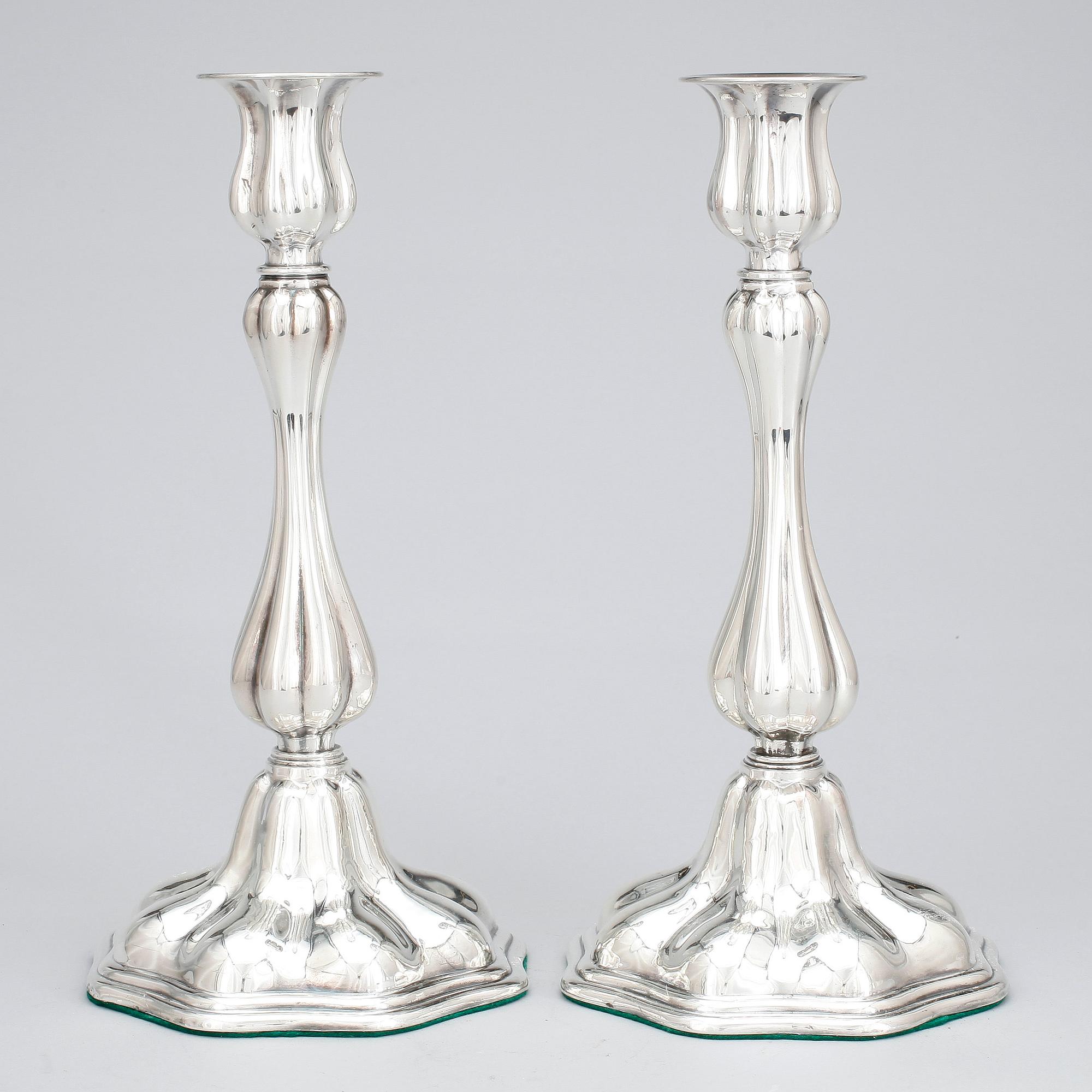 LJUSSTAKAR, ett par, silver, Rokoko, CG Hallberg. Tot vikt 418 gram.