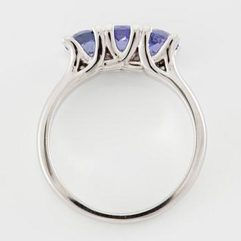 Ring 14K white gold with three tanzanites.