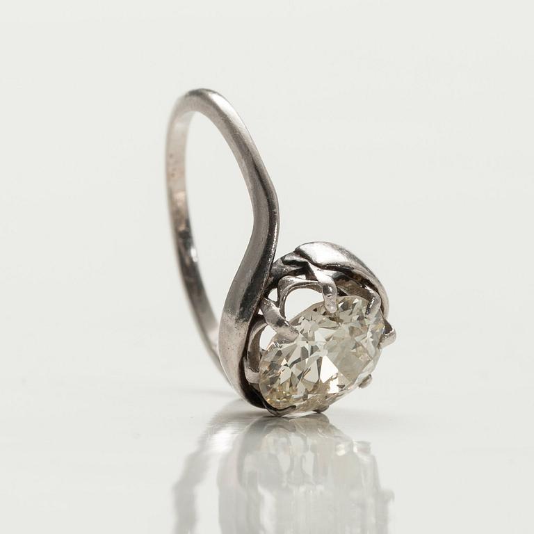 A RING, platinum, old cut diamond c. 2.5 ct. tinted/I. Size  17. Weight 5,8 g.