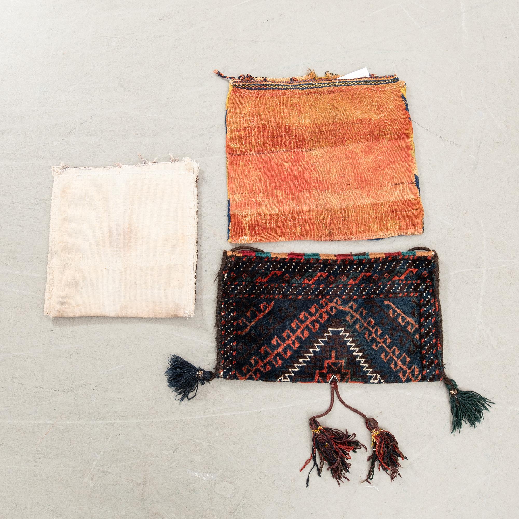 Väskor Chanteh 3 st Beludj, Fars och Afshar semiantik ca 46x50 cm, 39x38 cm och 31x57 cm (exkl tofsar).