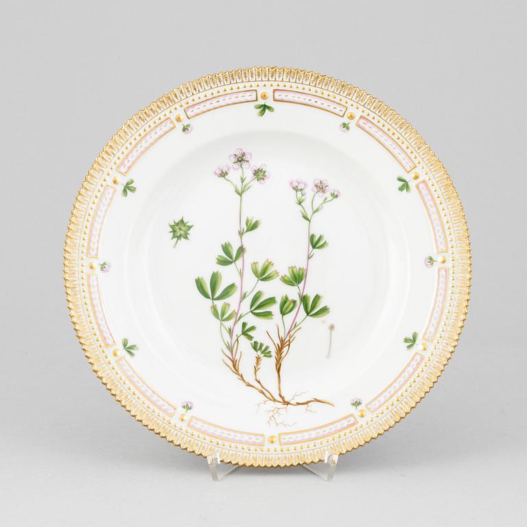 A Royal Copenhagen 'Flora Danica' porcelain plate, model 3549, 20th century.