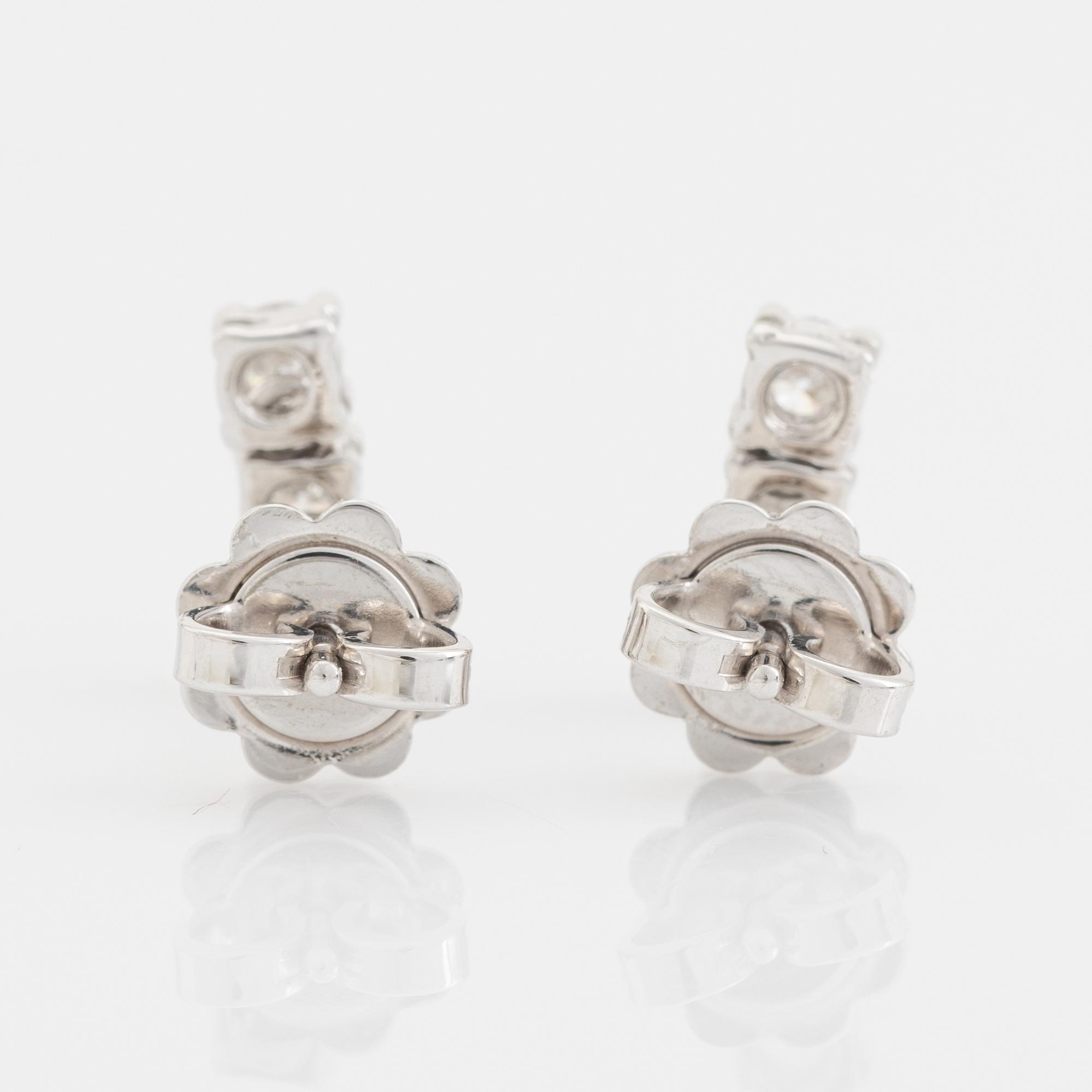 Brilliant cut diamond earrings, total ca 0,52 ct.