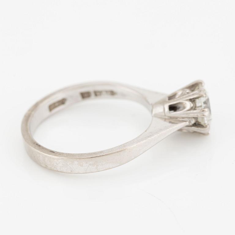 Ring, 18K white gold with a 1.01 ct brilliant-cut diamond.