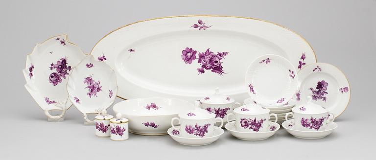 An extensive Kongelige Porcelainsfabrik dinner service (148 pieces).