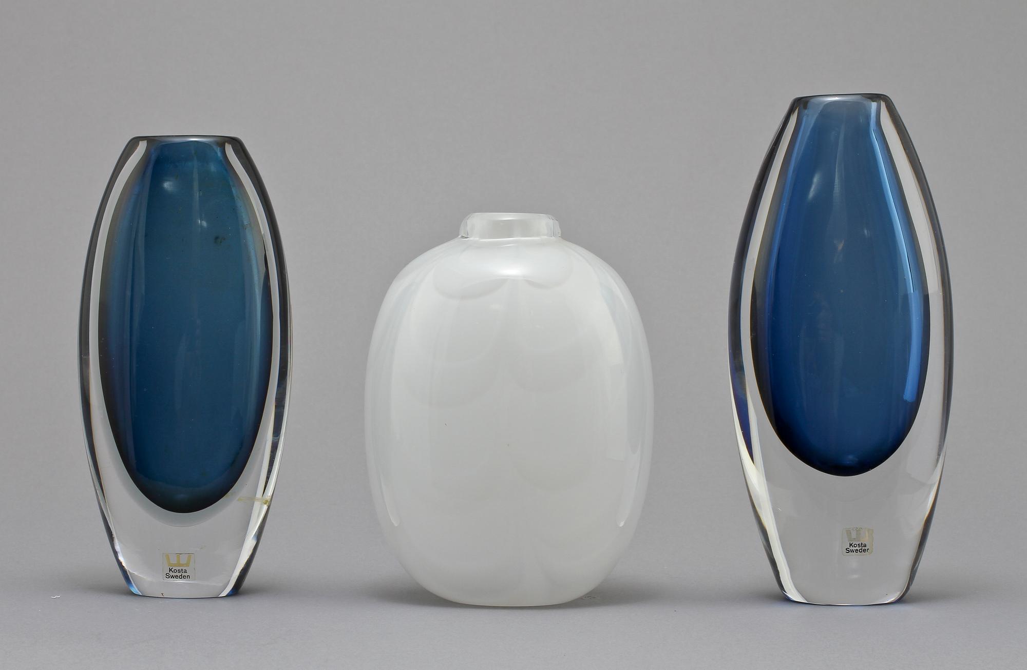 VAS, glas, Anna Ehrner, Kosta Boda samt VASER, 2 st, Vicke Lindstrand, Kosta, 1900-talets senare hälft.