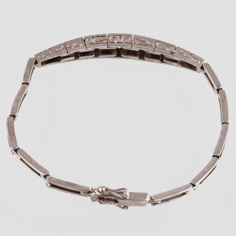 ARMLÄNK, vitguld med 9 briljantslipade diamanter, ca 0.99 ct,  Gustav Dahlgren & Co, Malmö, 1955. Vikt 9,8 gram.
