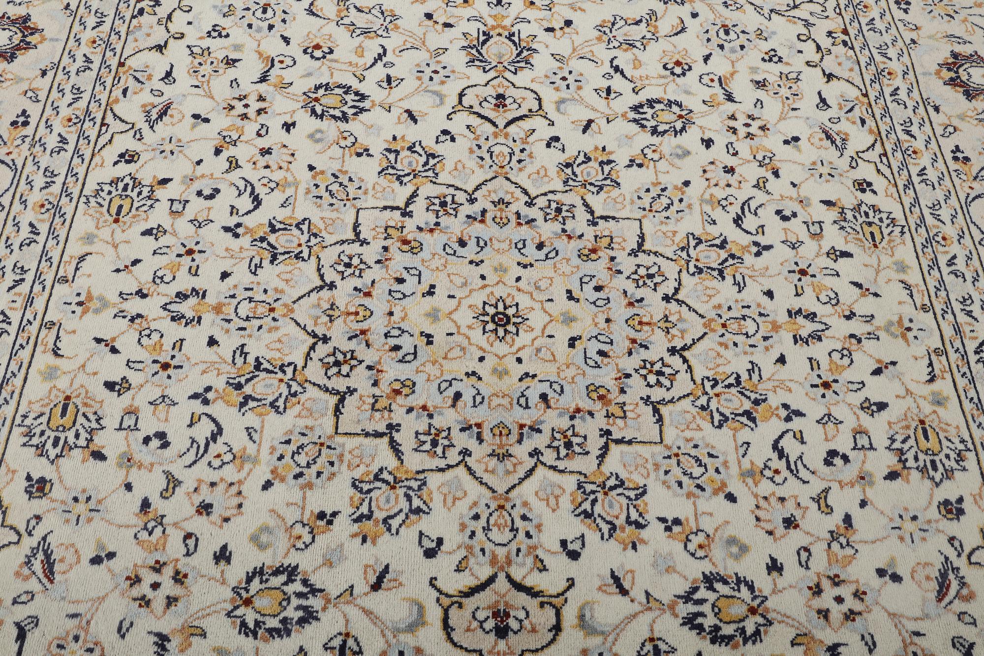 A Kashan carpet, c. 305 x 200 cm.