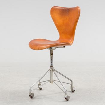 ARNE JACOBSEN, chair, "Sjuan", Fritz Hansen. Nr. 3117.