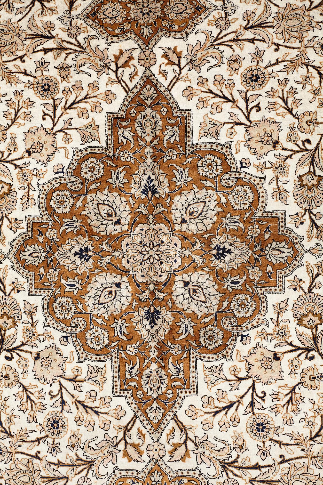 MATTA, semiantik silke Ghom, ca 269,5 x 179,5-182 cm (samt kortsidorna med 1 och 2 cm slätväv).