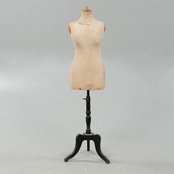 A mannequin from the first half of the 20th century.