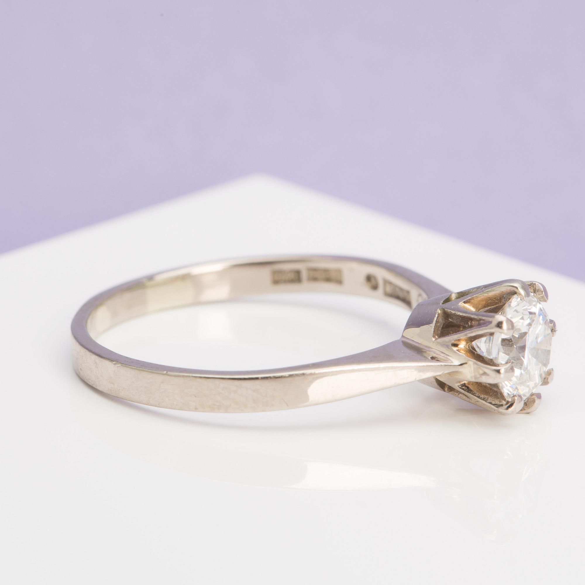 A ca 1.00 ct brilliant-cut diamond ring.