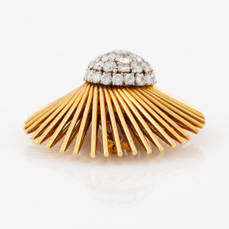 A Van Cleef & Arpels brooch in 18K gold with round brilliant-cut diamonds.