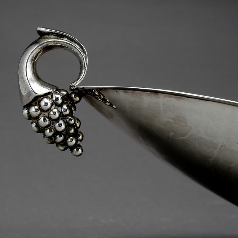 SKÅL, sterlingsilver, vikt ca 557 gram. Svenska importstämplar, troligen 1950-60-tal.