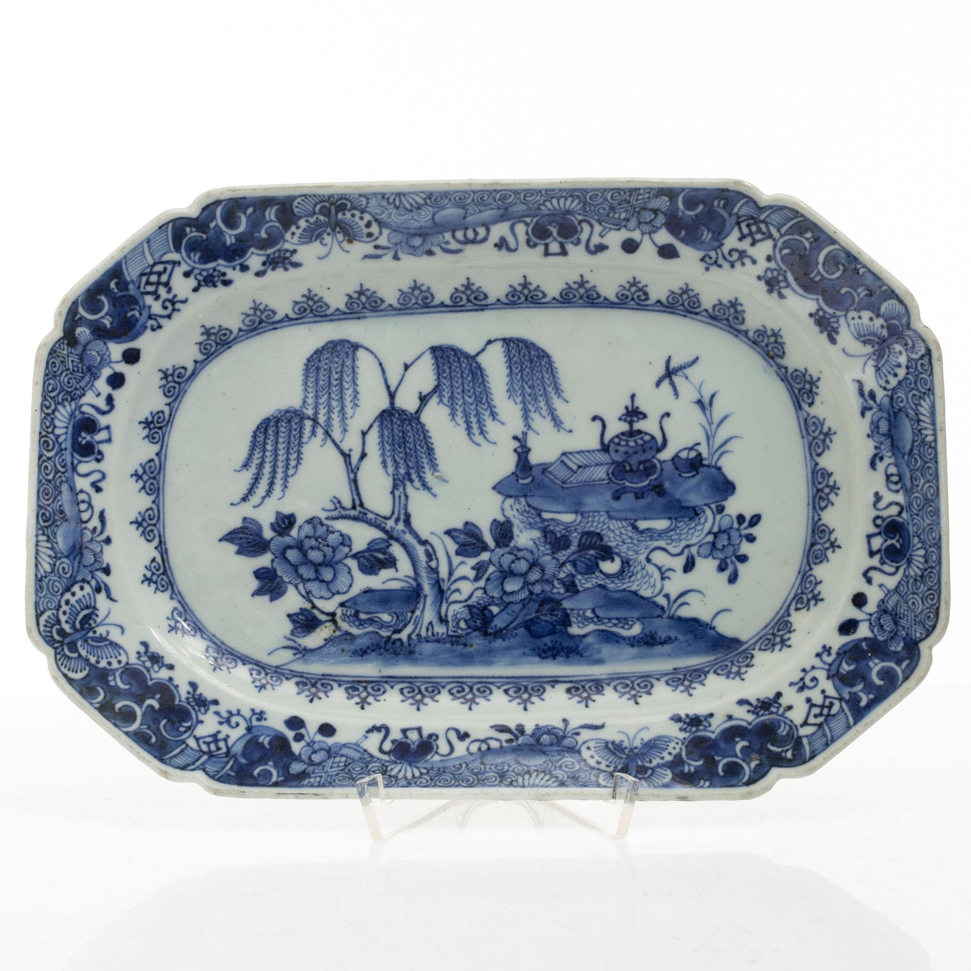 Stekfat, 5 st, kompaniporslin, Qingdynastin, Kina, 1700/1800-tal samt ask med lock och vas, Kina, 1900-tal.