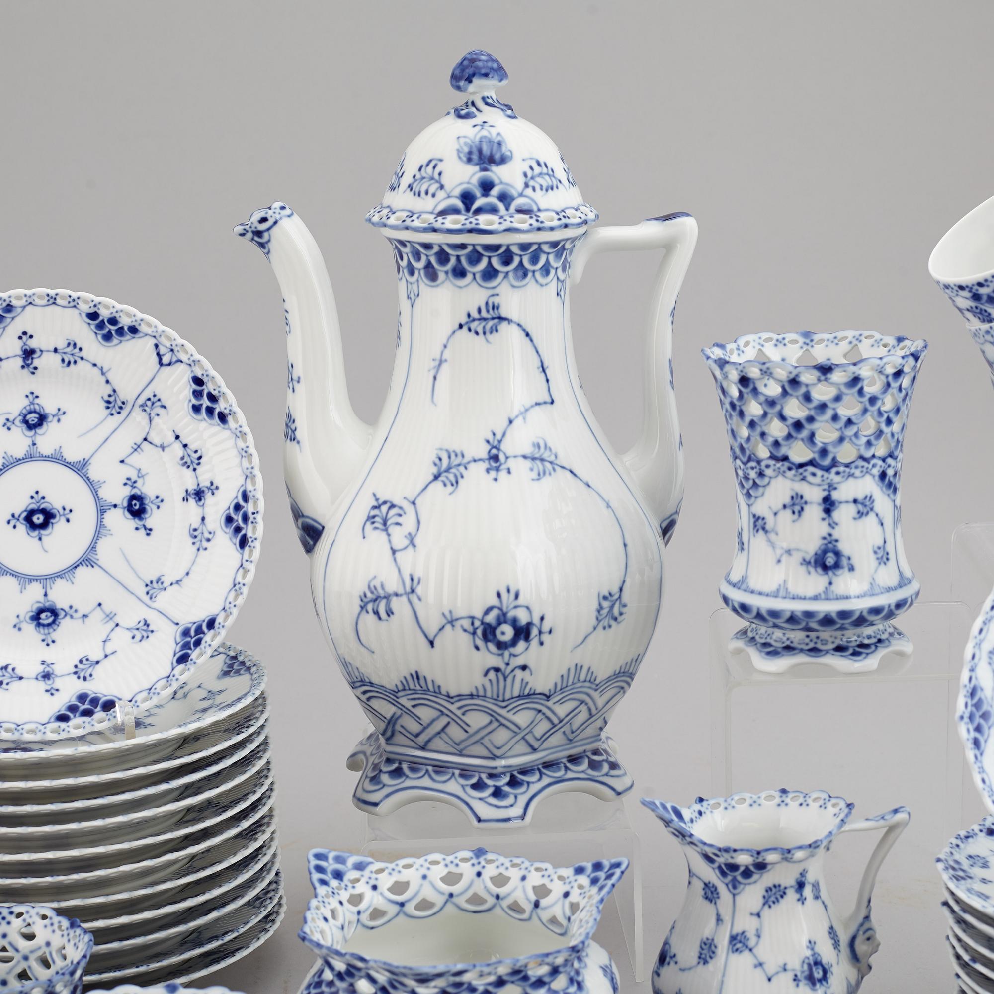 ROYAL COPENHAGEN, kaffeservis, 45 delar, porslin, "Musselmalet Helblonde", Danmark.