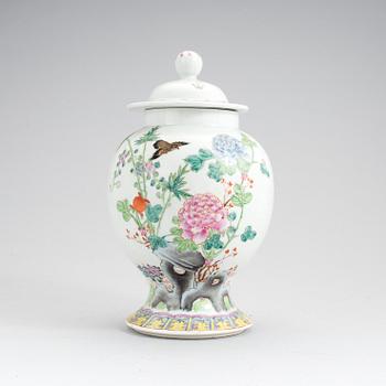 A chinese porcelain urn with cover, 20th century.