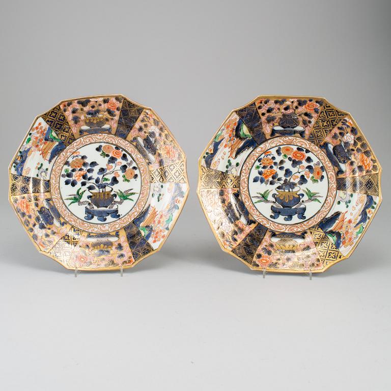 A pair of Japanese imari dishes, Edo period (1603-1868).