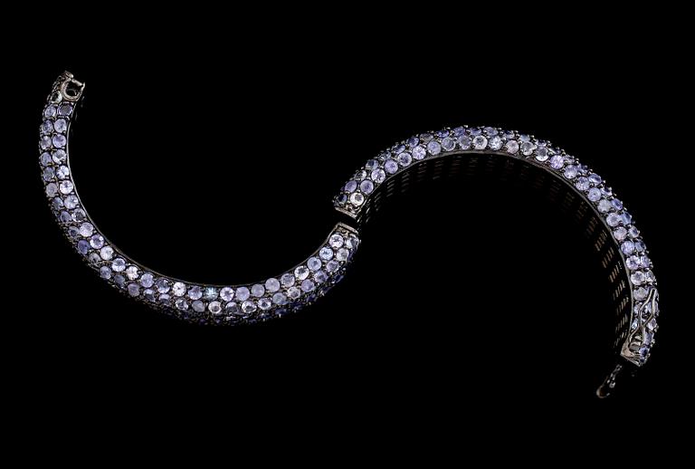 ARMBAND, rodinerat sterlingsilver, tanzaniter. Vikt ca 85 g.