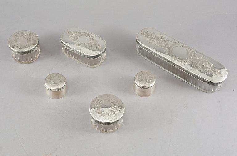 TOILETTGARNITYR, 6 delar, silver och glas, KGM, Uppsala, 1885 och 1888. Silvervikt 264 g.