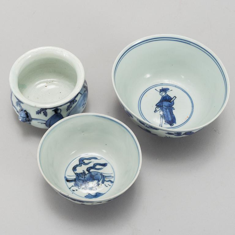 Two blue and white bowls and a censer, Ming dynasty (1368-1644).