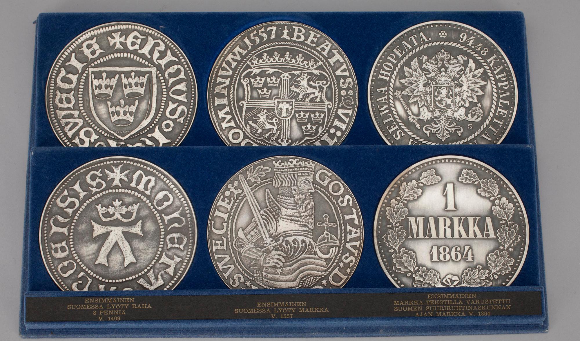 GLASUNDERLÄGG, silver, A. Tillander, Helsingfors 1974. Totalvikt 607 g.