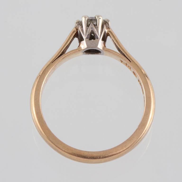 RING, 18K guld med briljantslipad diamant ca 0.32 ct, Öbergs Stockholm, 1943. Vikt 3,9 gram.