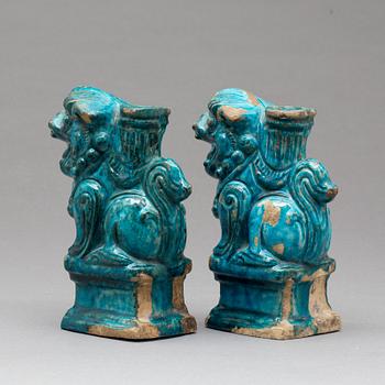 ALTARHUNDAR, ett par, lergods, Kina, mingdynastin (1368-1644).