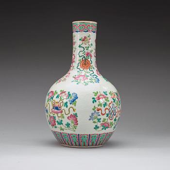 A famille rose tianqiuping vase, late Qing dynsaty.