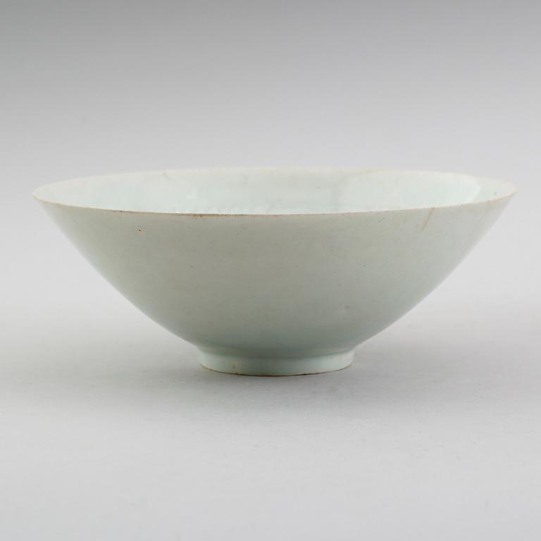 A turquoise glazed bowl with combed and carved floral patterns, Song dynasty (960-1279).