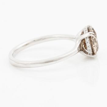Ring in 18K white gold set with a round brilliant-cut diamond weighing 2.54 ct, accompanied by a GIA report.