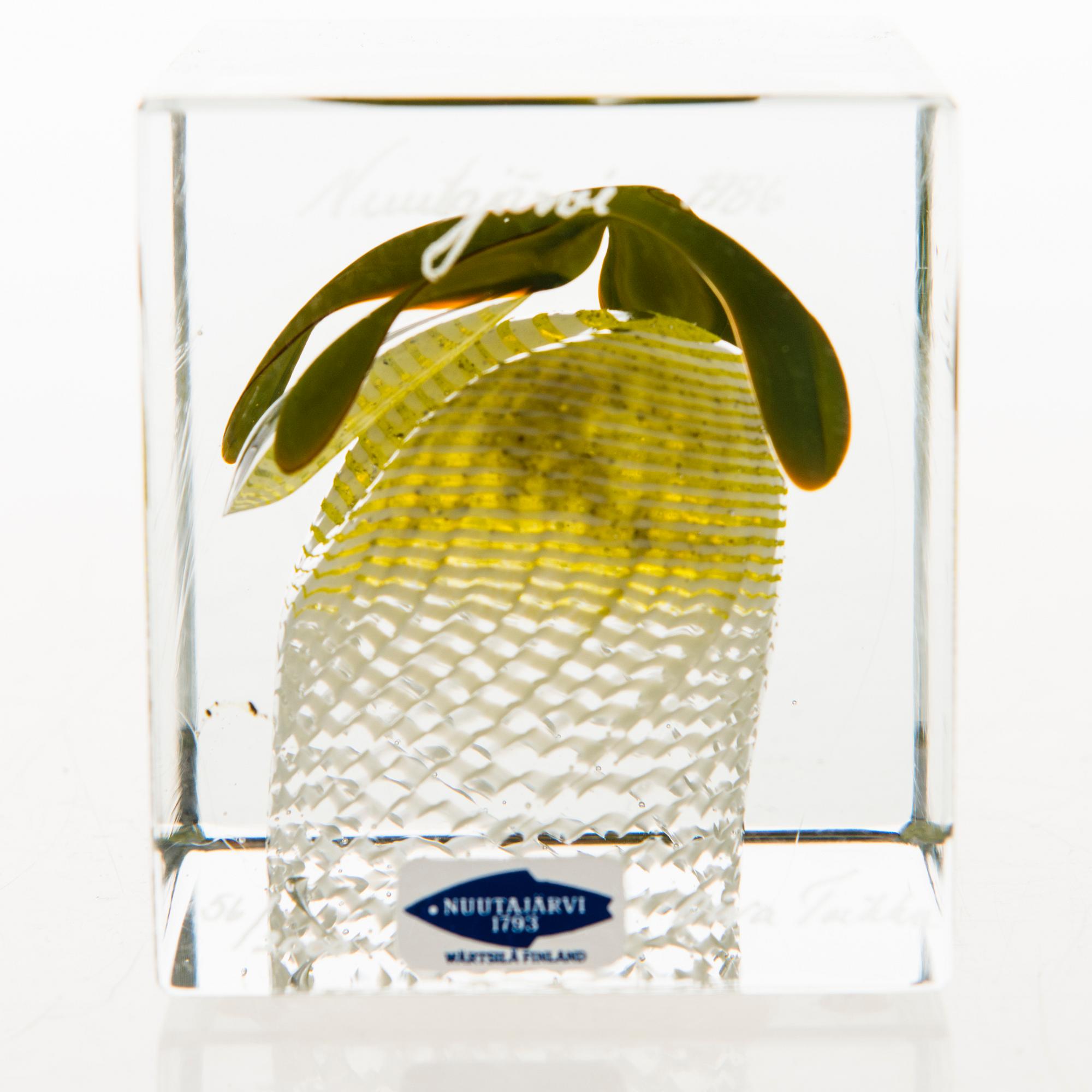 OIVA TOIKKA, AN ANNUAL CUBE, glass, signed Oiva Toikka 1986 Nuutajärvi, numbered  56/2000.