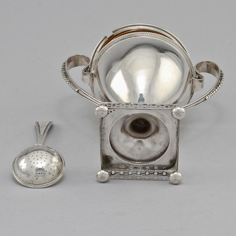 STRÖSOCKERSKÅL, samt STRÖSKED, silver, Stockholm, 1906. Vikt 510 g.