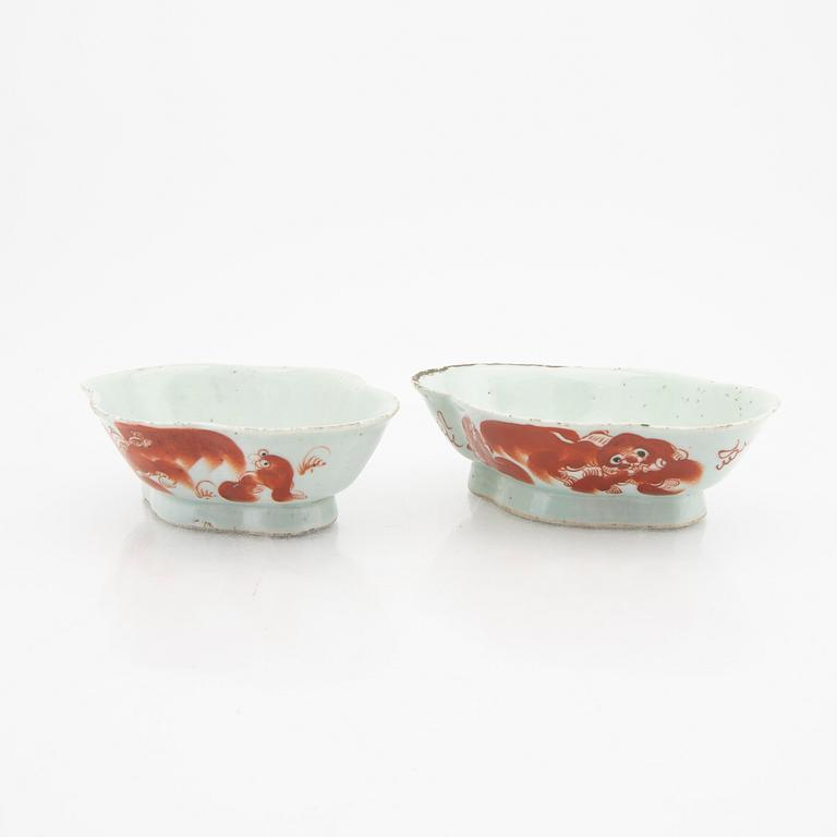 A pair of Chinese porcelain bowls 20th century.