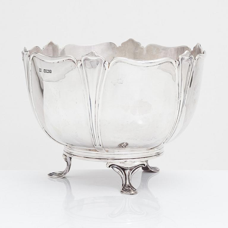 A footed sterling silver bowl, Atkin Brothers, Sheffield Englanti 1905.