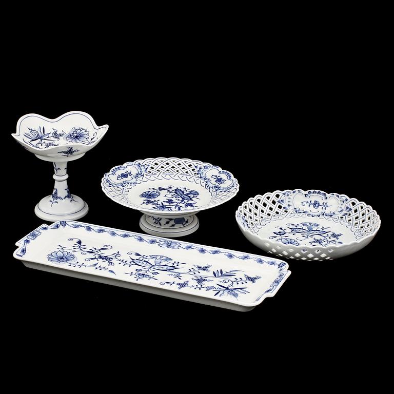 SERVISDELAR, 4 st, porslin, "Lökmönstret",  Meissen, 1900-tal.