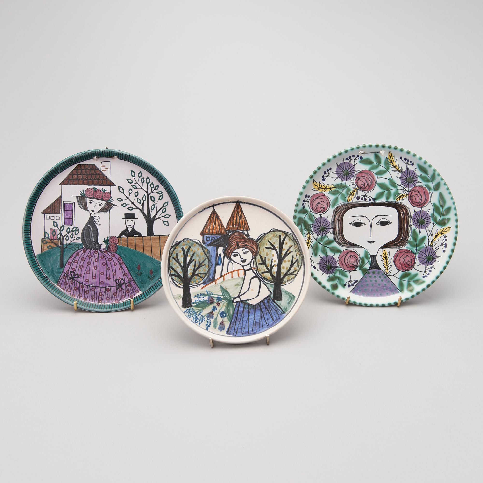 A set of three Wall Plates, signed L.Z. Made in Finland, Kupittaan Savi, 1960s.