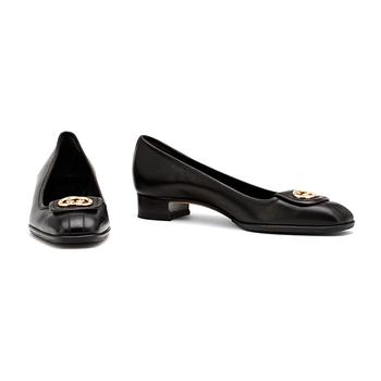 613. GUCCI, a pair of black leather pumps.