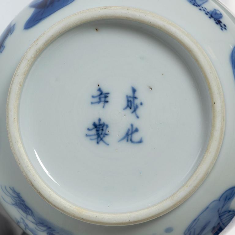 A Chinese blue and white porcelain kendi, Qing dynasty.