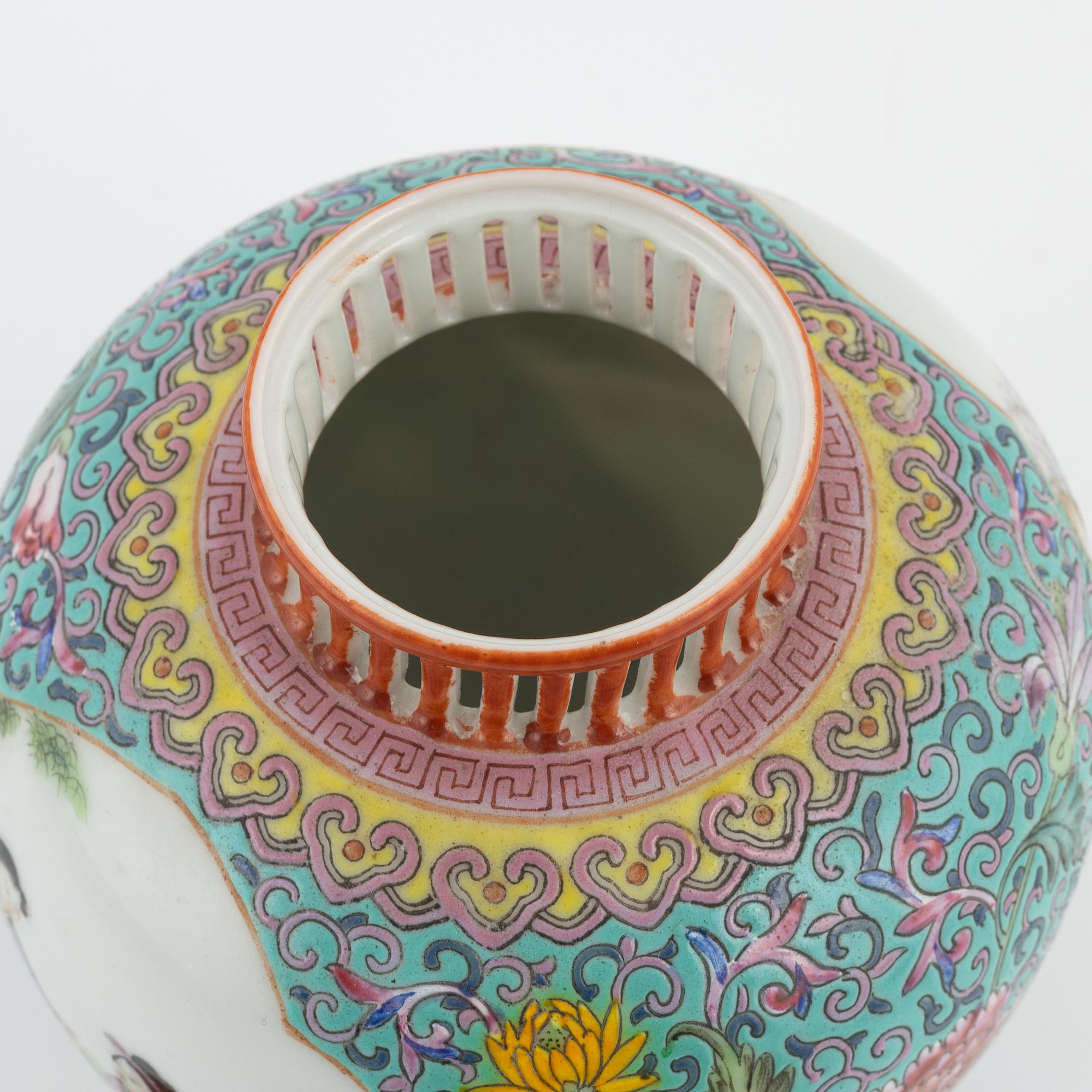 A Chinese jar with cover, 20th Century.