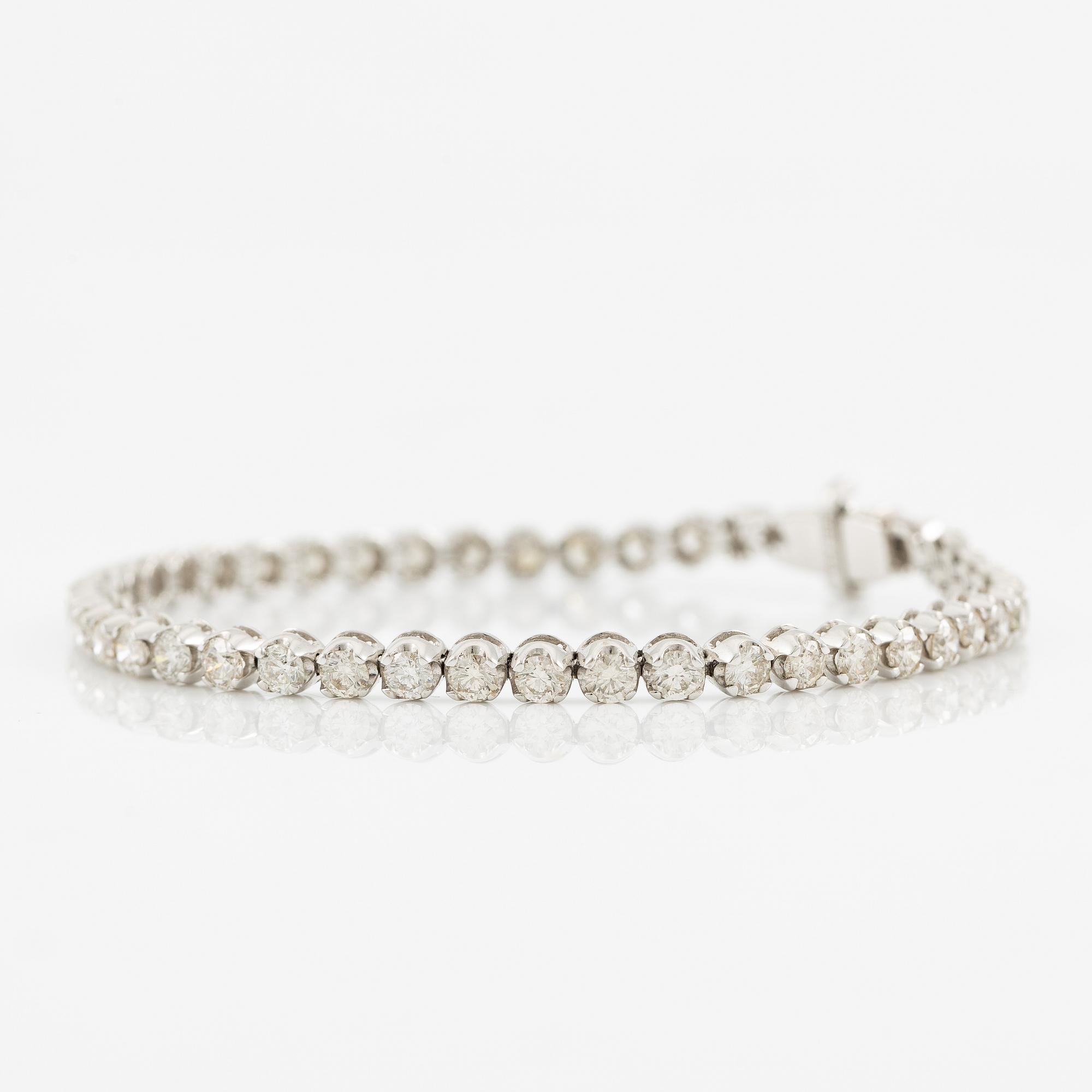 Tennis bracelet 18K white gold with brilliant-cut diamonds.