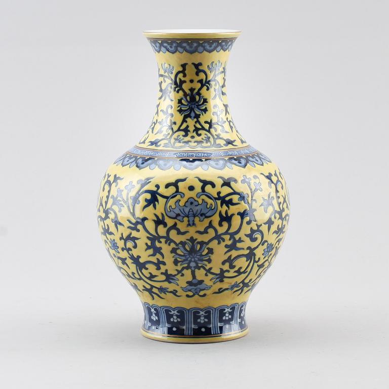 VAS, porslin, Kina, möjligen 1900-tal.