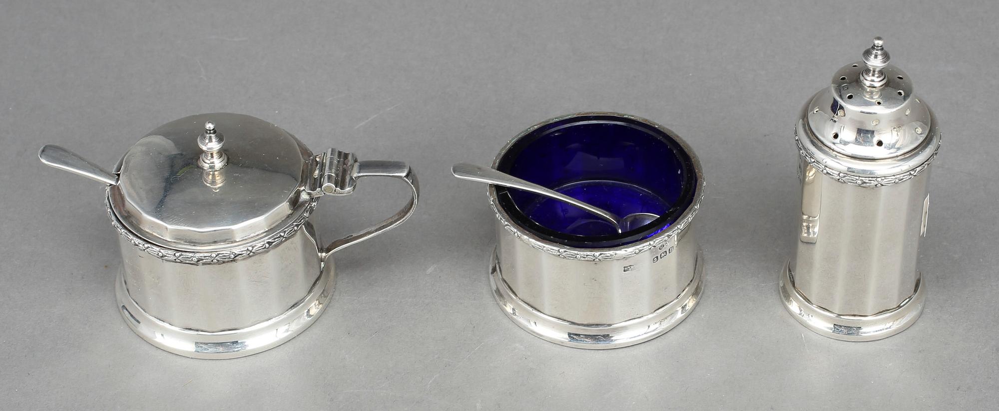 SENAPSBÄGARE, PEPPARSTRÖARE, SALTKAR, silver och glas. Birmingham, 1900-talets första kvartal. Silvervikt ca 120 gram.