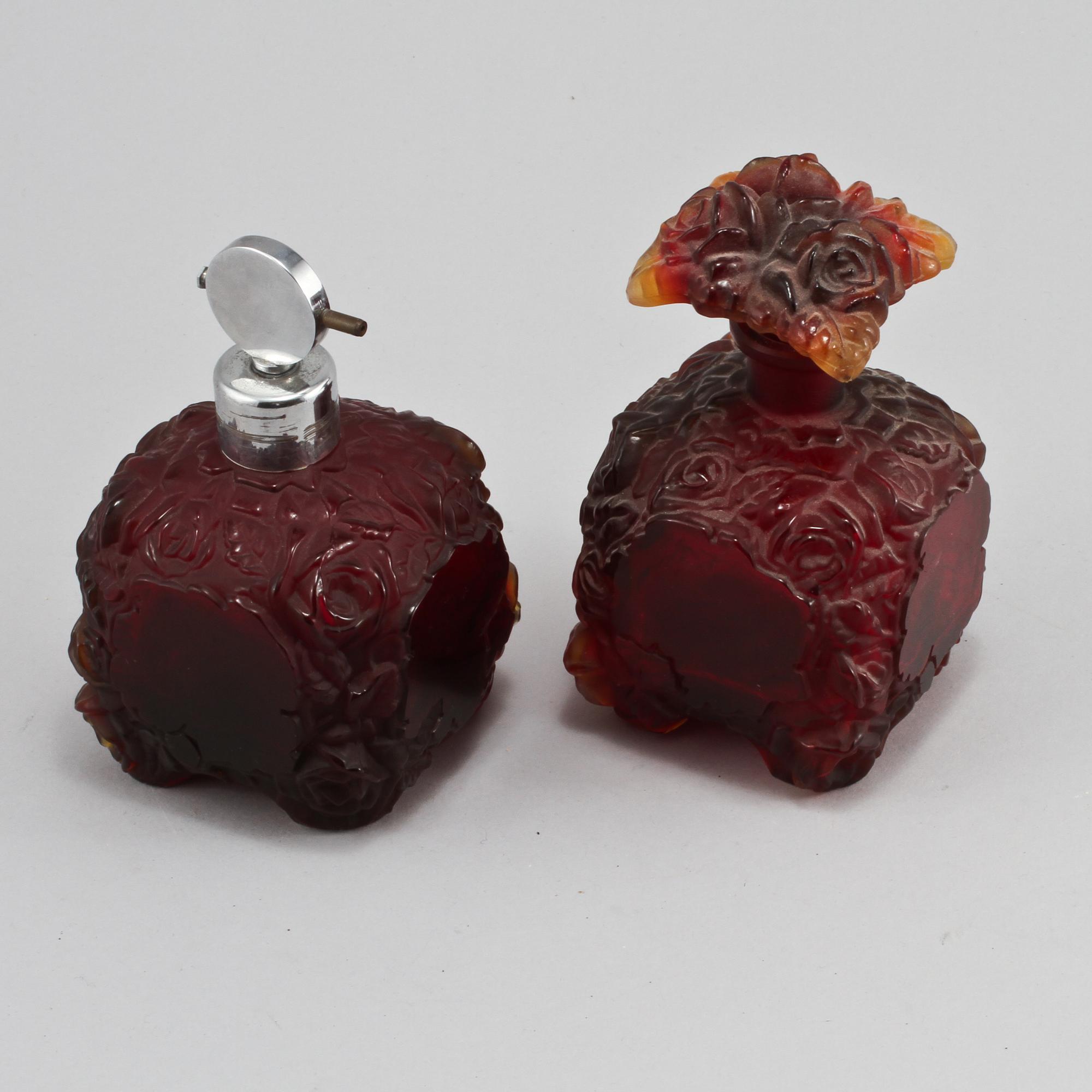 PARFYMFLASKOR, 2 st, glas och vitmetall, 1900-talets första hälft.