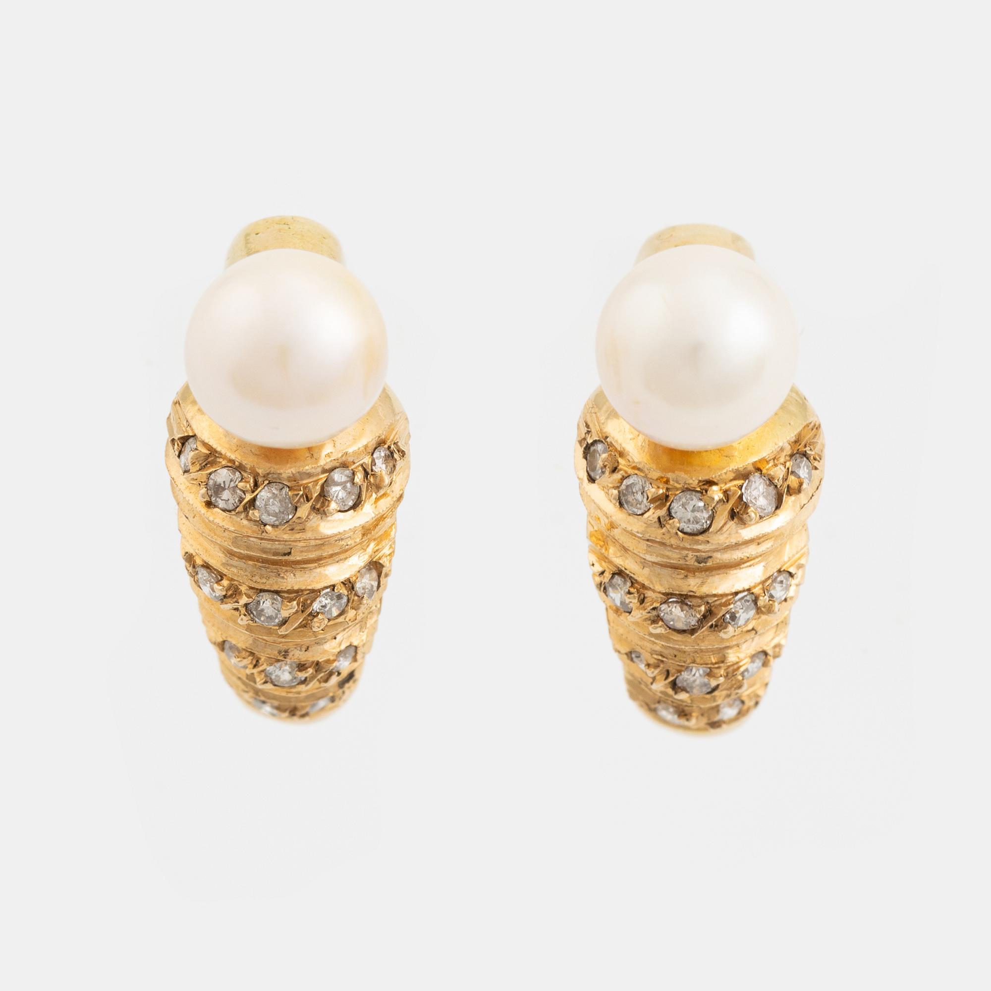 Ett par örhängen 18K guld med pärlor och runda briljantslipade diamanter.