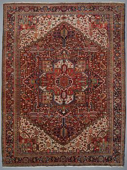 A carpet, semi-antique Heriz 467 x 347 cm.