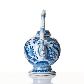 Kanna med lock, porslin. Qingdynastin, Kangxi (1662-1722).