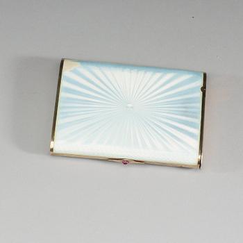 CIGARETTETUI med tändplån, guld och vit emalj. Frankrike, 1900-tal.